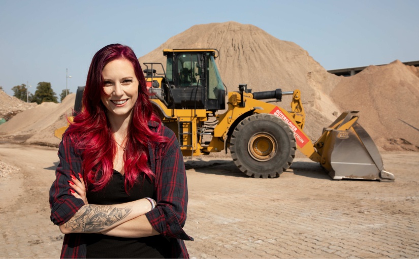 Die Hagedorn-Maschinistin Agnes Borchers ist das Gesicht der Kampagne. - Foto: Hagedorn Unternehmensgruppe