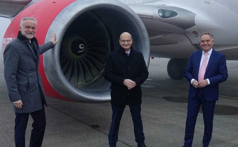 Der neue Aufsichtsratsvorsitzende Dr. Martin Sommer (Mitte), Osnabrücks Oberbürgermeister Wolfgang Griesert (links) und FMO-Geschäftsführer Prof. Rainer Schwarz (rechts). - Foto: FMO Flughafen Münster/Osnabrück GmbH