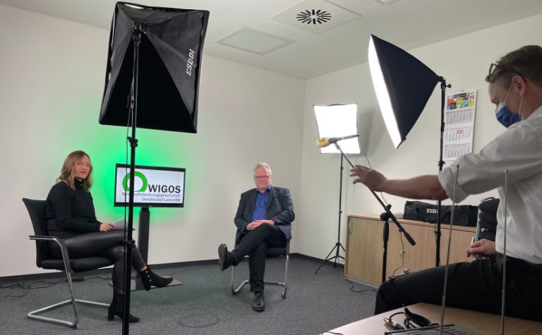 Riesige Nachfrage nach digitalen Beratungs- und Veranstaltungsangeboten verbuchte die Wirtschaftsförderung des Landkreises Osnabrück, WIGOS, im Corona-Jahr 2020. Im Jahres-abschluss-Video, produziert von Marketing-Leiter Eckhard Wiebrock (rechts), erläuterte Geschäftsführer Siegfried Averhage Moderatorin Sandra Schürmann die Unterstützungsangebote für die regionale Wirtschaft. Foto: WIGOS / Frank Bertram