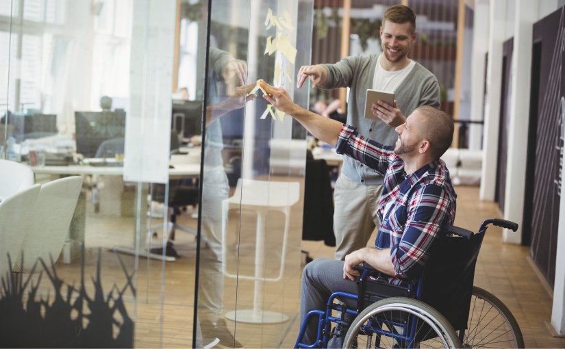 Kein Problem als Rollstuhlfahrer im Team der Arbeitsagentur zu arbeiten. - Foto Copyright: Bundesagentur für Arbeit