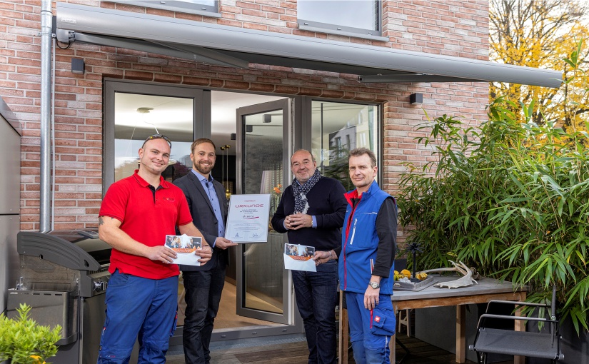 markilux hat seine 1,5 millionste Markise gebaut. Seit April verschönert sie ein Stadthaus in Hamburg. Monteure der Firma Markisen-Droste haben den Sonnenschutz montiert und dafür eine kleine Prämie erhalten. An den Montagekosten hat sich markilux als Bonus für den Käufer beteiligt. Foto: Sebastian Tegeder, 2. v.l., (Verkaufsleiter Nord/Ost, markilux), mit Mitarbeitern der Firma Droste aus Hamburg.