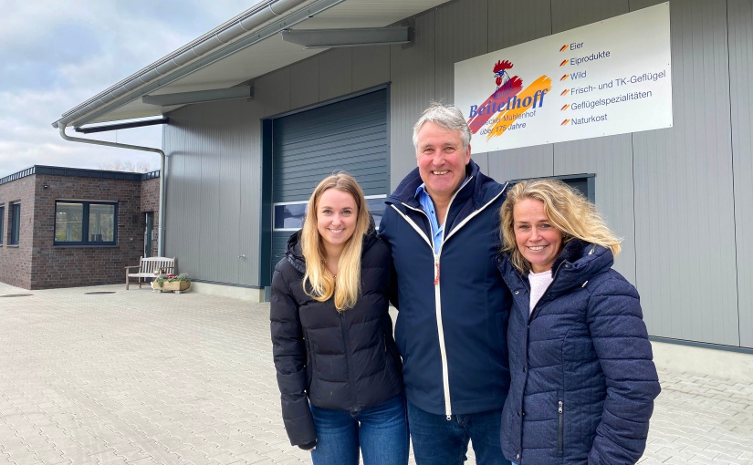 Horst-Karl Beitelhoff, Frau Anja und Tochter Kathrin schauern optimistisch in die Zukunft. Sie freuen sich über das Wachstum ihres modernen Betriebes im Gewerbegebiet Östliche Münsterstraße. Foto: Wirtschaftsförderung Münster GmbH/Martin Rühle