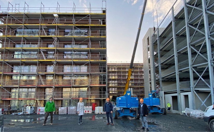 Update-Termin auf dem Campus Loddenheide: Anke Theissing und Dirk Bölke von der Grimm Holding GmbH informieren Thomas Klein und Christoph Markert vom WFM-Immobilienservice über die Entwicklung des Campus Loddenheide. Investoren sind die Grimm Holding GmbH und die Landmarken AG. - Foto: Wirtschaftsförderung Münster GmbH/Martin Rühle