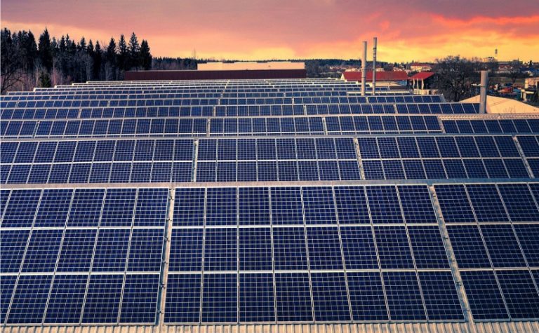 Die Leistung von mindestens 50 Kernkraftwerken schlummert laut der EnergieAgentur.NRW auf den Fabrikdächern von NRW. - Bild von Albrecht Fietz auf Pixabay