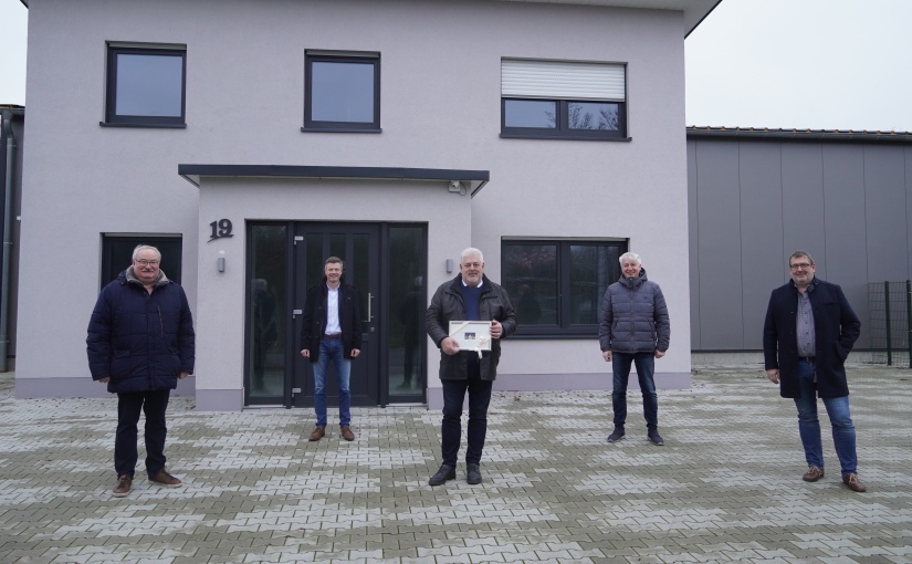 Gratulierten Geschäftsführer Michael Breiter der R1 Verkehrstechnik (Mitte) zum Neubau: (v. li.) der Vorsitzende des Wirtschafts- und Grundstücksausschusses Stefan Wittler, Dietmar Lager von der Wirtschaftsförderung der Stadt Lingen, Ortsbürgermeister Uwe Dietrich und Martin Koopmann, stellvertretender Vorsitzender des Wirtschafts- und Grundstücksausschusses. - Foto: Stadt Lingen