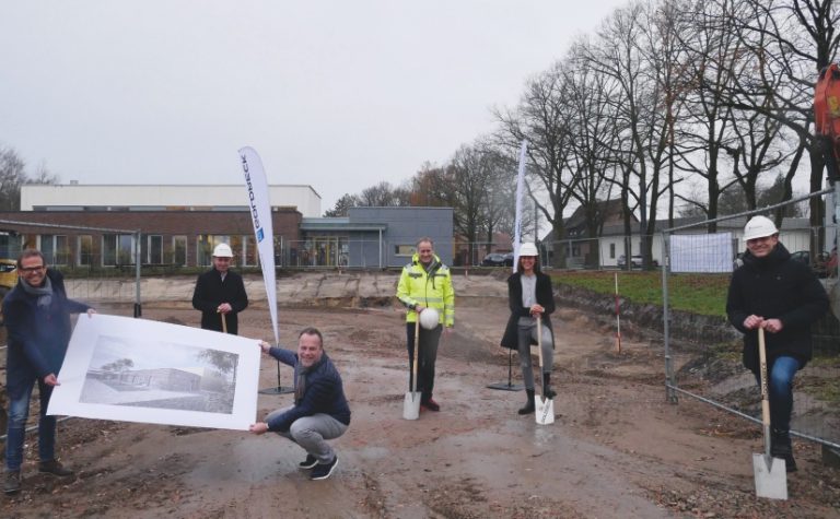 (von links: Yannick Ruschke (Ruschke + Ernst Architekten), Björn Wasielke-Buschkamp (von Laer Stiftung), Sebastian Ernst (Ruschke + Ernst Architekten), Jörg-Uwe Goldbeck (geschäftsführender Gesellschafter Goldbeck GmbH), Ilka Goldbeck (Initiatorin und Bauherrin des Bauvorhabens), Erik Zurdel (von Laer Stiftung); Foto: - Copyright Goldbeck GmbH)