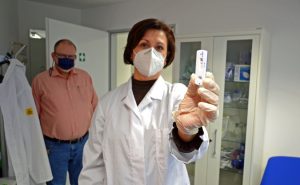 Alles gut: Nur wenige Minuten später liegt das Testergebnis vor – Udo Eichstaedt ist negativ. - Foto: Gauselmann