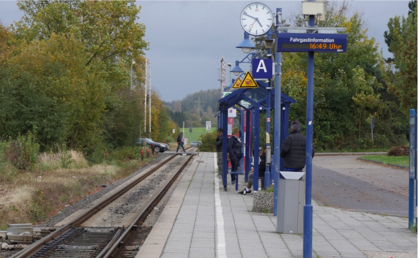 Auch in OWL, im Münsterland und in der Region Osnabrück gibt es noch zahlreiche unelektrifizierte Bahnstrecken, wie auf diesem Foto aus dem Kreis Lippe. Hier könnten batteriebetriebene Züge mit Kühlsystemen von technotrans eingesetzt werden. - Foto: Frank Möller / Press Medien