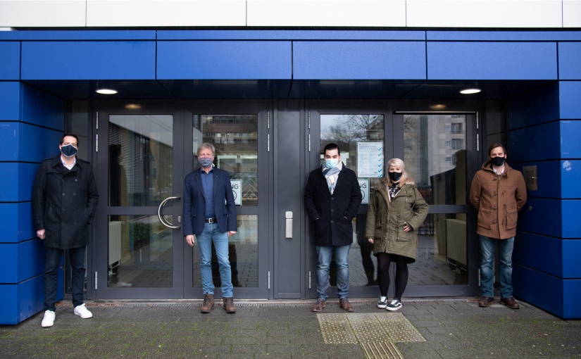 Trafen sich zum Fototermin draußen und mit Abstand (v.l.): Carsten Schröder, Prof. Dr. Guido Ritter, Simon Entemeier, Deria Entemeier und Kai Dobbertin. - Foto: FH Münster/Katharina Kipp