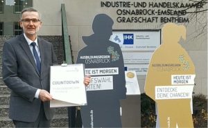 Der stellvertretende Hauptgeschäftsführer der IHK, Eckhard Lammers, startet am 11. Januar per Video den Countdown für das regionale Internetportal www.ausbildungsregion-osnabrueck.de. Online geht das neue Angebot am 20. Januar. Foto: MaßArbeit / Katja Bielefeld