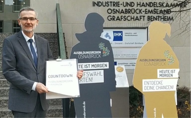 Der stellvertretende Hauptgeschäftsführer der IHK, Eckhard Lammers, startet am 11. Januar per Video den Countdown für das regionale Internetportal www.ausbildungsregion-osnabrueck.de. Online geht das neue Angebot am 20. Januar. Foto: MaßArbeit / Katja Bielefeld