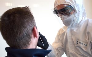 Corona Schnelltest im Jowat eigenen Testzentrum am Detmolder Firmensitz. - Foto: Jowat