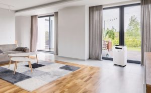 Die mobilen Luftreiniger LRM von Remko lassen sich vielfältig einsetzen, im Privatbereich ebenso wie in Büros, Gastronomie und Hotels, Seniorenheimen, Schulen und Kitas. - Foto: REMKO GmbH & Co. KG, Lage