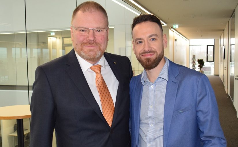 Haben sich mehr erwartet: Thomas Sprehe (l.), Vorsitzender des Wirtschaftsclubs, und Kevin Taron, Vorsitzender der Wirtschaftsjunioren Paderborn+Höxter fehlt nach wie vor ein Plan der Politik für die Folgen der Coronapandemie. Das Foto entstand beim Jahresempfang 2020 vor Ausbruch der Coronakrise. - Foto: Wirtschaftsjunioren