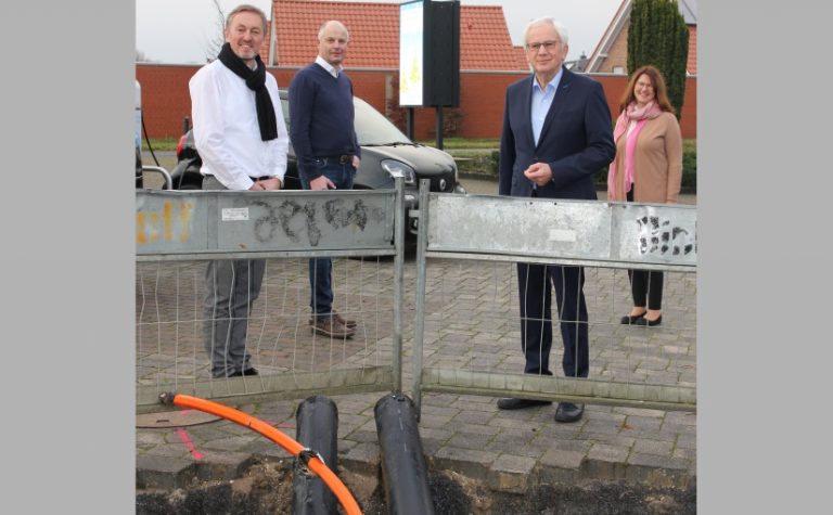 von links: Stadtwerke Ahaus Geschäftsführer Karl-Heinz Siekhaus, neuer Aufsichtsratsvorsitzender Andreas Lösing, ehemaliger Vorsitzender Elmar Korbmacher und Bürgermeisterin Karola Voß hinter der Glasfaserbaugrube am Stadtwerke Gebäude Hoher Weg. - Foto: Stadtwerke Ahaus