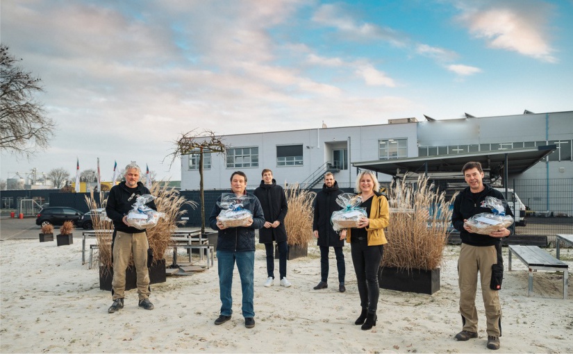 Fünf Jubilare der Venschott Fenstersysteme GmbH wurden für ihre langjährige Treue geehrt (erste Reihe v.l.n.r.) Gerald Kortüm, Wilfried Schwandt, Nicole Labenz und Christian Rawe. Reinhard Kock fehlt auf dem Foto. Justin und Frederik Venschott freuen sich als Geschäftsführer mit den Jubilaren (zweite Reihe v.l.) - Foto: Thomas Mohn