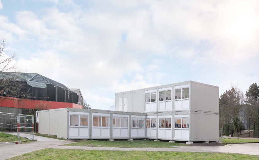 Das Schulgebäude aus ELA Containern überbrückt die Sanierungsarbeiten am Berufsbildungszentrum in Diepholz. - Foto: ELA Container