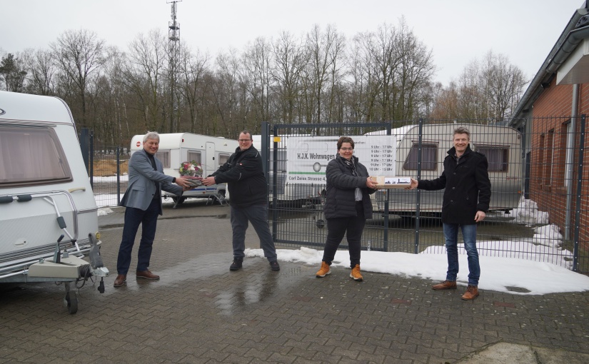 Ortsbürgermeister Karl Storm (links) und Dietmar Lager von der Wirtschaftsförderung (rechts) begrüßten Kirsten und Huub Bossink mit ihrem Unternehmen H.J.K. Wohnwagen im G.U.T. Baccum. - Foto: Stadt Lingen