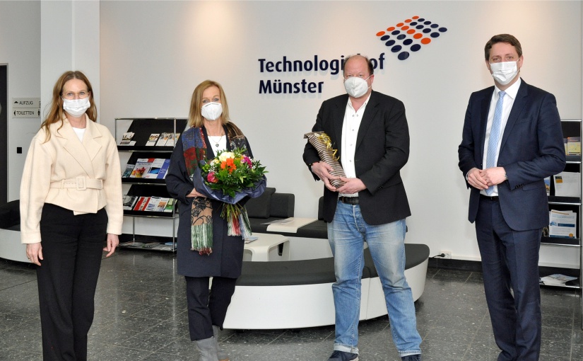 Die TFM-Geschäftsführer Christine Zeller (l.) und Robin Denstorff (r.) wünschen der neuen TFM-Aufsichtsratsvorsitzenden Babette Lichtenstein van Lengerich (2.v.l.) und ihrem Stellvertreter Carsten Peters (2.v.r.) gutes Gelingen. Foto: TFM Münster/Martin Rühle