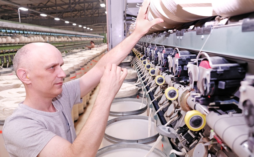 Die Velener Textil GmbH produziert Garne und Gewebe und hat mit Partnern einen No-Waste-Kreislauf entwickelt. Garnproduktion in der Velener Textil GmbH. - Foto: © Velener Textil GmbH