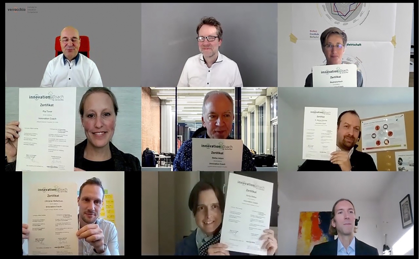 Die Innovation Coaches freuen sich gemeinsam mit den Ausbildern über ihr Zertifikat: (v. l.) Benno van Aerssen, Christian Buchholz (beide Verrocchio Institute), Stephanie Koch, Pia Tovar, Stefan Adam, Dr. Markus Könning, Christian Holterhues, Sonja Raiber und Björn Schubert (NRW-Wirtschaftsministerium). Foto: Münsterland e.V. Die Innovation Coaches mit ihren Zertifikaten © Münsterland e.V.