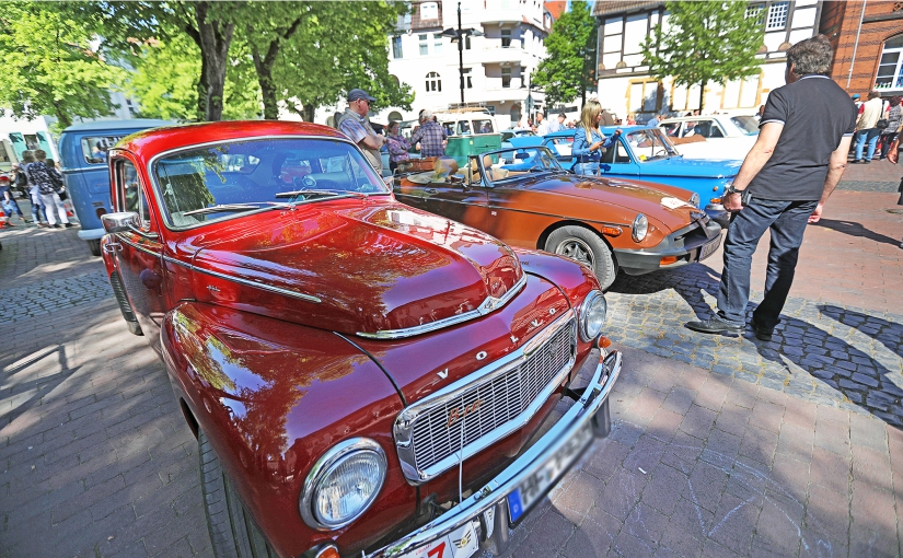 Ein Blickfang auf der La Strada ist der Treffpunkt der Oldtimer-Fans auf dem Klosterplatz. - Foto: Bielefeld Marketing/Sarah Jonek