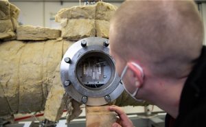 Der Bereich, in dem die eigentlichen Messungen erfolgen, ist mit nur 40 Millimeter ziemlich klein. Durch diese Zugangsöffnung erhält Stephan Sundermeier Zugriff. (Foto: FH Münster/Katharina Kipp)