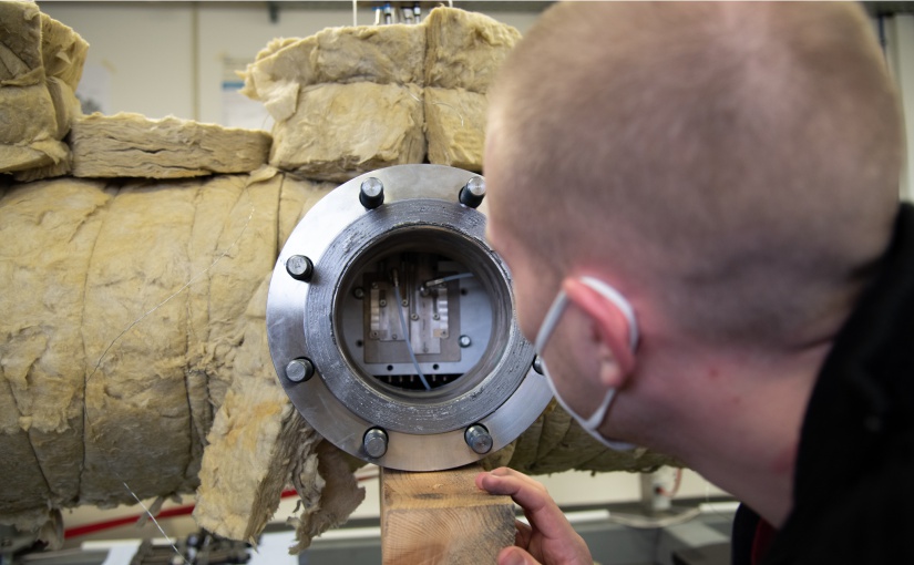 Der Bereich, in dem die eigentlichen Messungen erfolgen, ist mit nur 40 Millimeter ziemlich klein. Durch diese Zugangsöffnung erhält Stephan Sundermeier Zugriff. (Foto: FH Münster/Katharina Kipp)