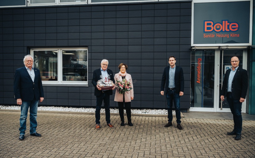 Reinhard Wöstmann erhält zum Dank für sein jahrelanges Engagement u. a. einen üppigen „Früchtekorb“, wie er diese Art der Präsente selbst humorvoll nennt. Auf dem Foto (v.l.n.r.): Georg Bolte, Reinhard Wöstmann, Ingrid Wöstmann, Julian Wöstmann und Edgar Zieschang. - Foto: Thomas Mohn