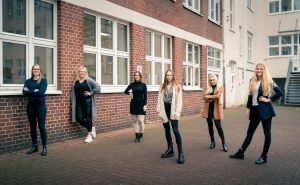 Die Masterstudierenden des Studiengangs „Crossmedia & Communicationmanagement“ an der Fachhochschule des Mittelstands (FHM) in Bielefeld organisieren die Veranstaltung (v.l.n.r.): Karolina Schmidt, Florence Niemann, Greta Haberstroh, Jana Baumann, Larissa Kirchhoff und Sophia Niermann. - Foto: Fachhochschule des Mittelstands