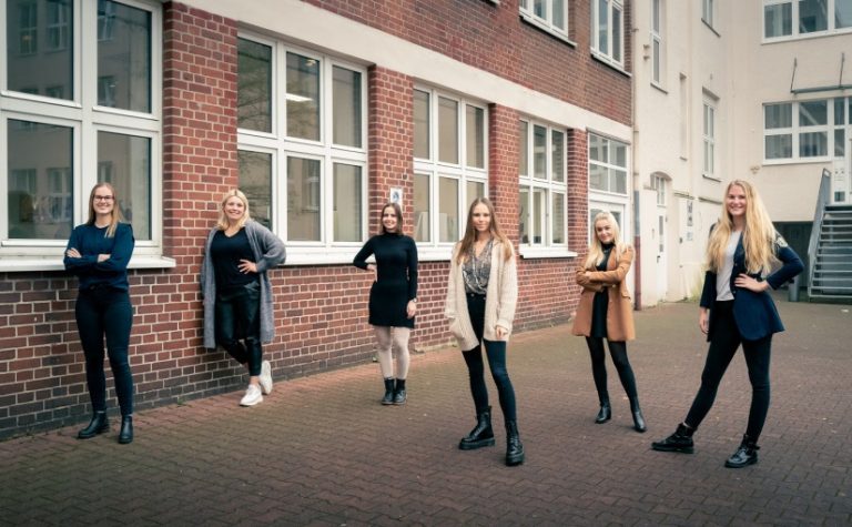 Die Masterstudierenden des Studiengangs „Crossmedia & Communicationmanagement“ an der Fachhochschule des Mittelstands (FHM) in Bielefeld organisieren die Veranstaltung (v.l.n.r.): Karolina Schmidt, Florence Niemann, Greta Haberstroh, Jana Baumann, Larissa Kirchhoff und Sophia Niermann. - Foto: Fachhochschule des Mittelstands
