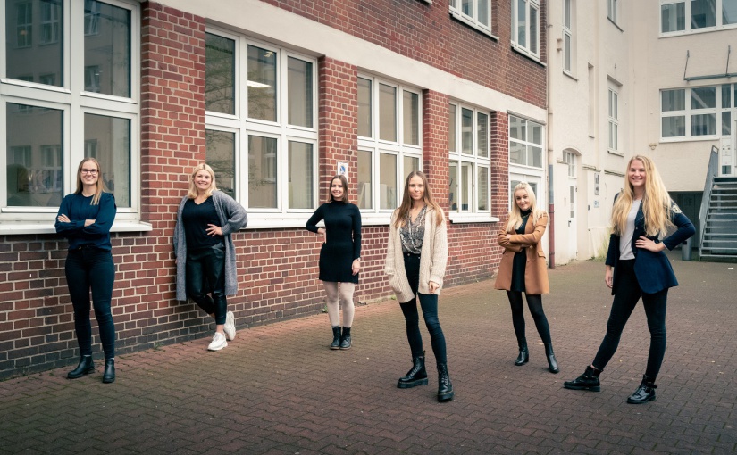 Die Masterstudierenden des Studiengangs „Crossmedia & Communicationmanagement“ an der Fachhochschule des Mittelstands (FHM) in Bielefeld organisieren die Veranstaltung (v.l.n.r.): Karolina Schmidt, Florence Niemann, Greta Haberstroh, Jana Baumann, Larissa Kirchhoff und Sophia Niermann. - Foto: Fachhochschule des Mittelstands