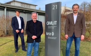 Abschied nach mehr als 35 Jahren: (v.l.) Stellvertretender krz-Geschäftsleiter Martin Kroeger, Volker Mengedoht (Technischer Leiter der OWL-IT) und Lars Hoppmann (krz-Geschäftsleiter und Geschäftsleiter der OWL-IT). - Foto: krz