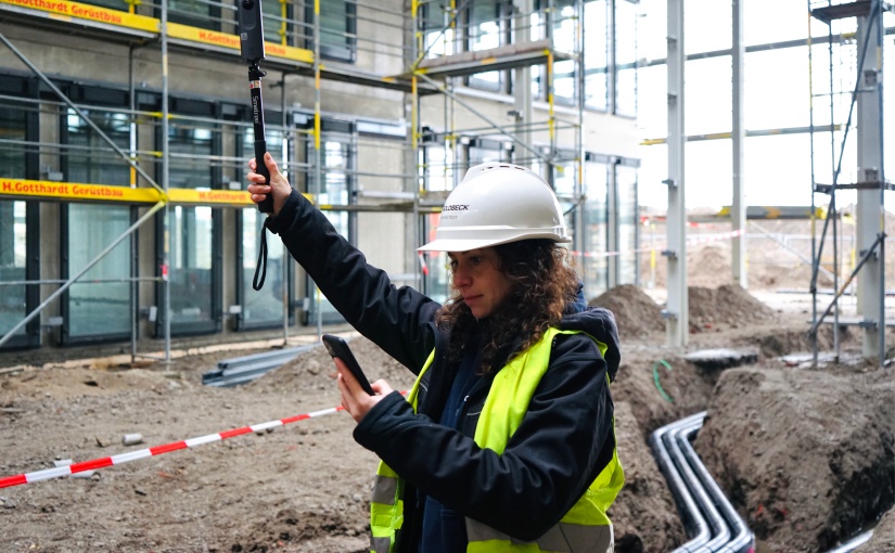 Eine GOLDBECK-Bauleiterin dokumentiert den Bauprozess mithilfe einer 360°-Kamera. - Foto: GOLDBECK