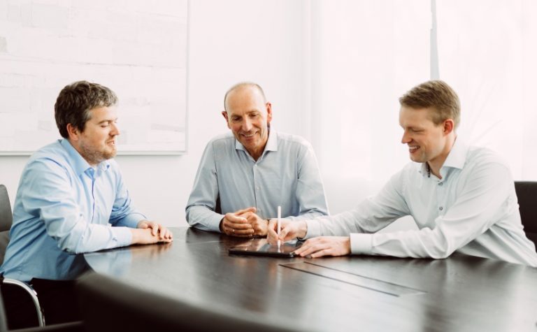 (v.l.n.r.) Sebastian Alberternst, Klemens Jackisch und Gerrit Ernst Geschäftsführer der S&P Steuerberatung Münster, freuen sich über die Auszeichnung als Digitalexperten. Foto: S&P Steuerberatung / Fotograf Hubertus Huvermann