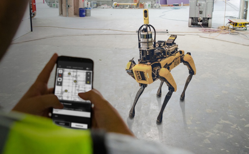 Auf dem Kopf von SPOT, einem von Boston Dynamics entwickelten „Robo-Hund“, können verschiedene Werkezeuge angebracht werden – darunter Laserscanner oder 360°-Kameras. Auf Basis von 360-Grad-Fotos und Künstlicher Intelligenz hat das Team rund um GOLDBECK und HoloBuilder die Idee des intelligenten Assistenten entwickelt, der Gebäudekomponenten und eventuelle Mängel auf der Baustelle erkennt und dokumentiert. - Foto: HoloBuilder