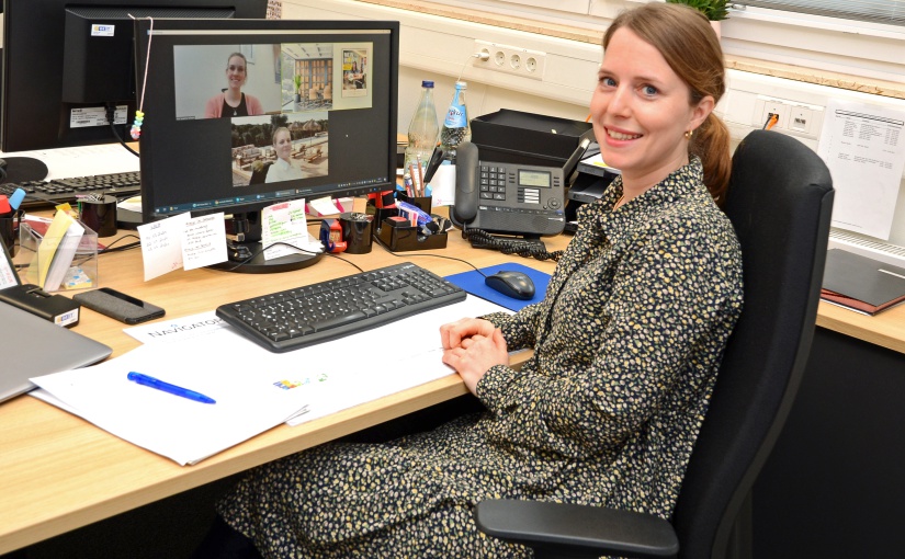 Hilft bei der Berufsorientierung: Frauke Meyer berät die Teilnehmerinnen und Teilnehmer der Karriereakademie der Gauselmann Gruppe. - Foto: Gauselmann Gruppe