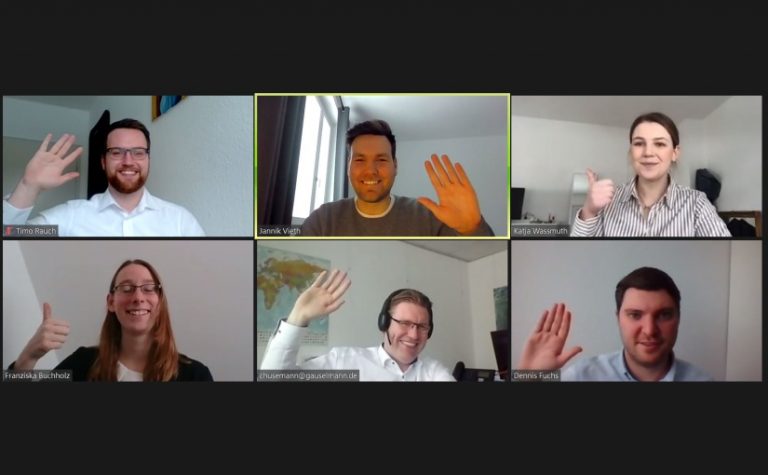 Praxisprojekt in Zeiten der Pandemie: Jannik Vieth (Mitte oben) und Dr. Christoph Husemann (Mitte unten) von der Gauselmann Gruppe betreuen die Studierenden Timo Rauch, Katja Wassmuth, Franziska Buchholz und Dennis Fuchs via Zoom. - Screenshot: Gausemann