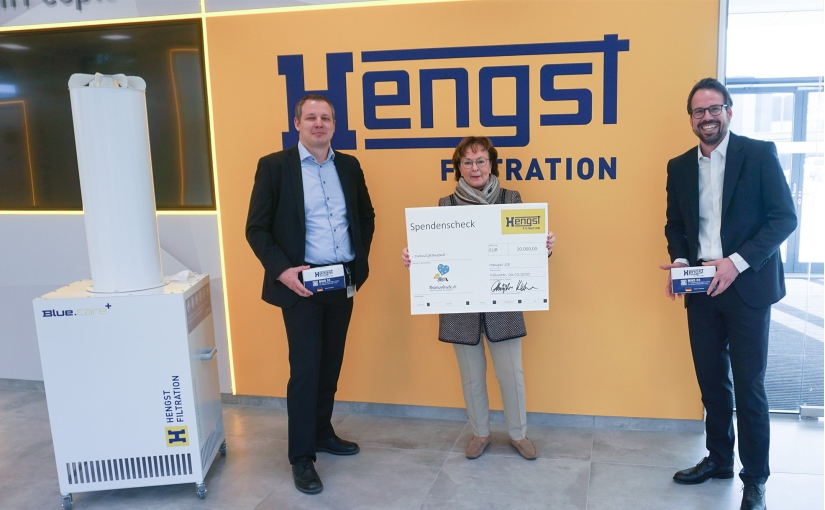 Die Vereinsgründerin Wera Röttgering nahm den Scheck in der Hengst Academy entgegen, v.li.: Stephan Lachmann (Group Vice President Production Hengst Filtration), Wera Röttgering (Vorstand Herzenswünsche e.V.), Christopher Heine (CEO Hengst Filtration). - Foto: Hengst