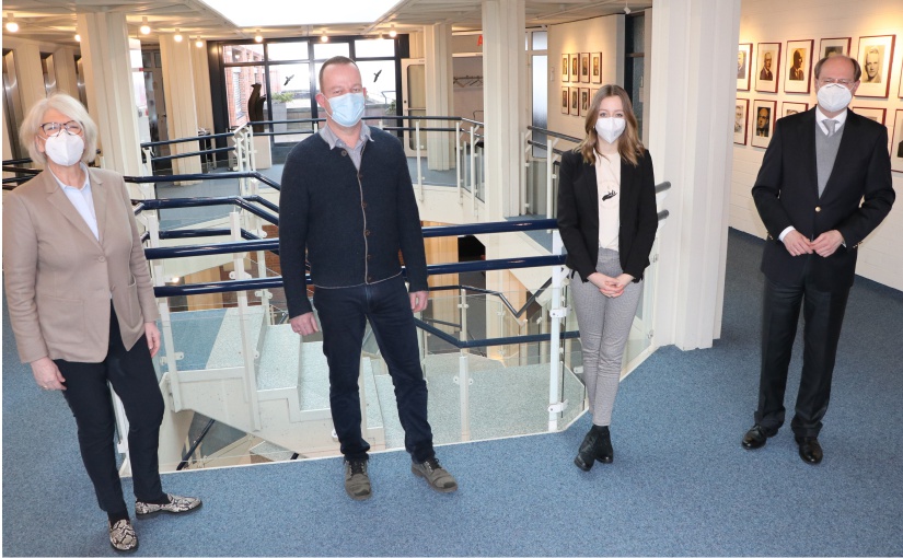 Die Warendorfer Gründungsstipendiadten Charlotte Gebing und Stefan Kurlovich (Bildmitte) bei der Auszeichnung durch Landrat Dr. Olaf Gericke und gfw-Geschäftsführerin Petra Michalczak-Hülsmann im Kreishaus. - Foto: Anke Rautenstrauch/Kreis Warendorf