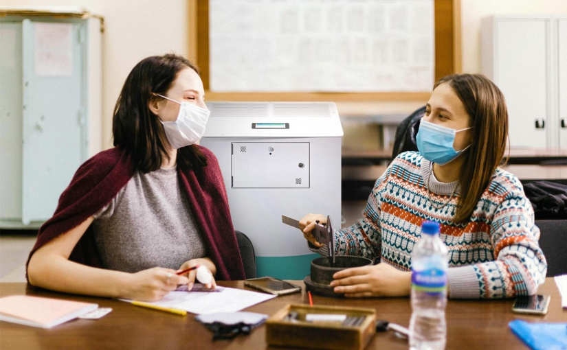 Virenfreie Klassenzimmer: insensiv Luftreiniger halten Viren und Aerosole zu mindestens 99,95 Prozent aus der Raumluft und machen Präsenzunterricht in Corona-Zeiten deutlich sicherer. - Foto: insensiv