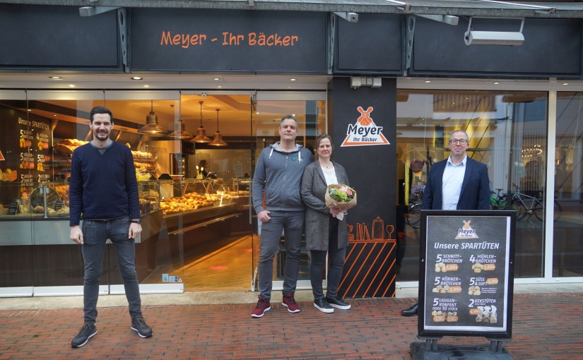 Jan Koormann, Geschäftsführer der LWT, und Andreas Löpker, Citymanager der Stadt Lingen, begrüßten Stefanie und Matthias Meyer in ihrer ersten Filiale in Lingen. - Foto: Stadt Lingen