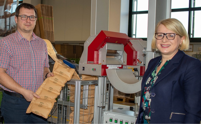 Diana Wilhelm, Head of Corporate Logistics und Gerrit Kranholdt, Leiter Global Distribution Center, präsentieren die neuen Papierluftpolster. - Foto: WAGO