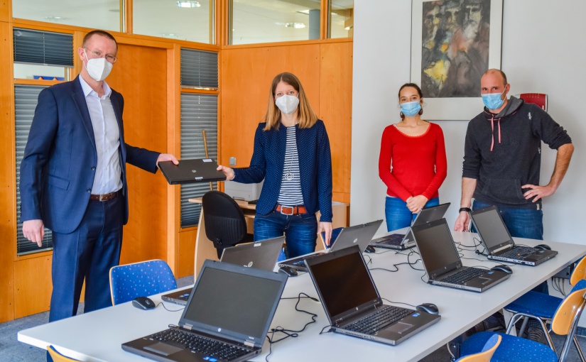 Dr. Johannes Epple (Vice President Corporate IT bei MULTIVAC), Julia Scheibel (Vorsitzende des Förderkreises Elsbethenschule e.V.), Nicola Lang (Konrektorin der Elsbethenschule), Uwe Berg (Systembetreuer der Elsbethenschule). - Foto: MULTIVAC