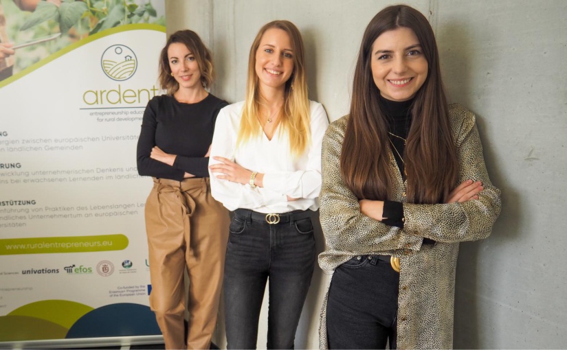 Unterstützen Gründungsvorhaben im ländlichen Raum (v.l.): Therese Schedifka, Ana Sofia Santamaria Gathmann und Iulia Stroila. Das Bild ist entstanden, als es noch keine Maskenpflicht gab. (Foto: FH Münster/S2BMRC)