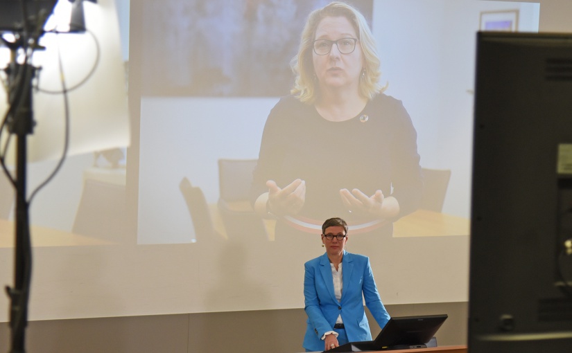 Prof. Dr.-Ing. Sabine Flamme, Vorstandssprecherin des IWARU, begrüßte die virtuell anwesenden Teilnehmer*innen der Kreislaufwirtschaftstage Münster, für die auch in diesem Jahr Bundesumweltministerin Svenja Schulze die Schirmherrschaft übernommen hat. (Foto: FH Münster/Stefanie Gosejohann)