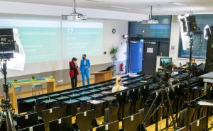 Der Hörsaal, in dem sich normalerweise die Konferenzteilnehmer*innen tummeln, glich während der diesjährigen Kreislaufwirtschaftstage eher einem Fernsehstudio. (Foto: FH Münster/Gotthard Walter)