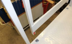 Auf der Bühne: Der SRF ist im Steckgeländer angebracht, um zu erfassen, ob es ordnungsgemäß eingesteckt ist. - Foto: BERNSTEIN AG