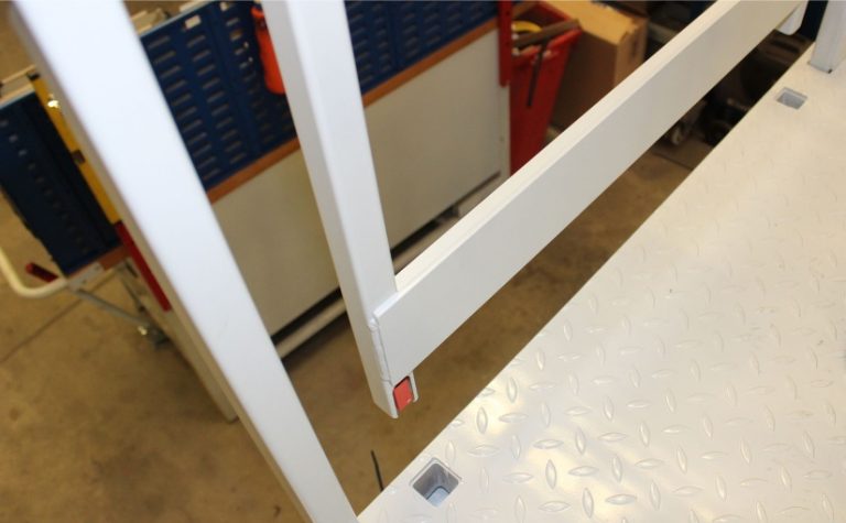 Auf der Bühne: Der SRF ist im Steckgeländer angebracht, um zu erfassen, ob es ordnungsgemäß eingesteckt ist. - Foto: BERNSTEIN AG