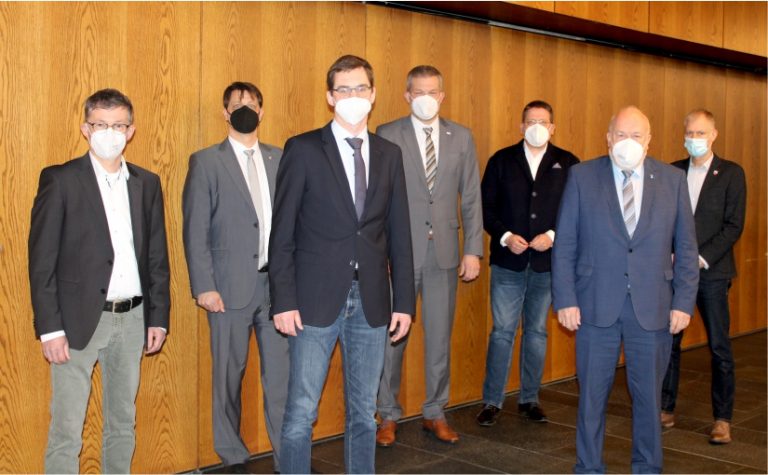 Verbandsspitze und Geschäftsleitung des krz: (v.l.) Bernd Dumcke (Stellv. Vorsitzender des Verwaltungsrates, Bgm Spenge), Martin Kroeger (Stellv. Geschäftsleiter), Matthias Kalkreuter (Vorsitzender der Verbandsversammlung und des Verwaltungsrates, Bgm Lage), Lars Hoppmann (Geschäftsleiter), Kai Abruszat (Stellv. Verbandsvorsteher, Bgm Stemwede), Rüdiger Meier (Verbandsvorsteher, Bgm Kirchlengern), Frank Haberbosch (Stellv. Vorsitzender der Verbandsversammlung). - Foto: krz